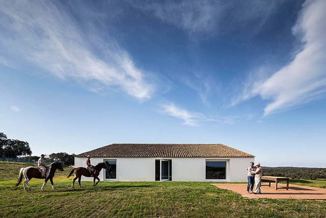 Casa no Tempo / Aires Mateus + João and Andreia Rodrigues - Restoration