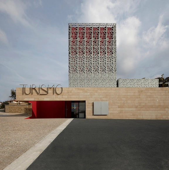 Oficina de Turismo y Paisajismo en Quinta do Aido / CG+LSC - Edificio De Oficinas