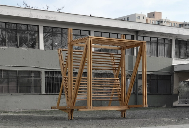 Ejercicio y aporte a la ciudad: estudiantes diseñan paradero de buses en madera  - Imagen Principal