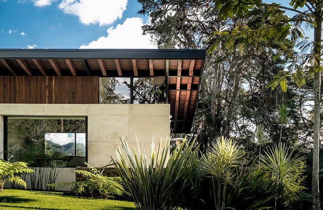 Residência El Carajo / Obranegra Arquitectos - Casas