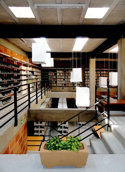 B-Human / REC Arquitectura - Bibliotecas, Fijación Vigas, Fachada, Barandas, Mesas