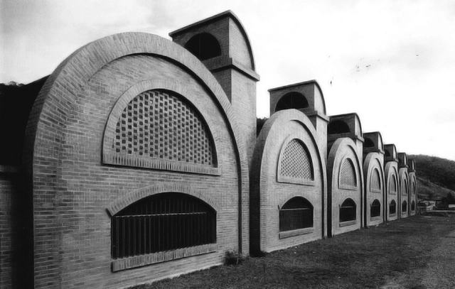 Clássicos da Arquitetura: Grupo Escolar Vale Verde / Éolo Maia - Escola Primária, Fachada, Arco, Arcada