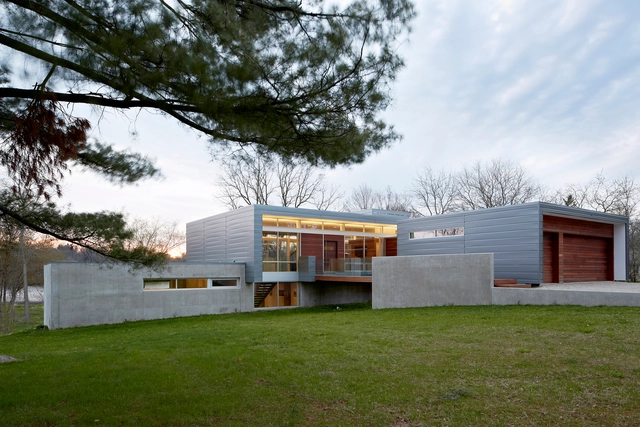 Casa con vista al río  / Studio Dwell Architects - Casas
