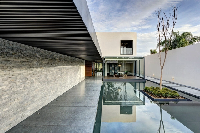 LA House / Elías Rizo Arquitectos - Houses, Courtyard, Facade