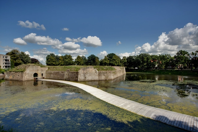 Paisaje y Arquitectura: puente peatonal Ravelijn, un nuevo conector entre la ciudad e isla-fortaleza - Paisaje Y Arquitectura