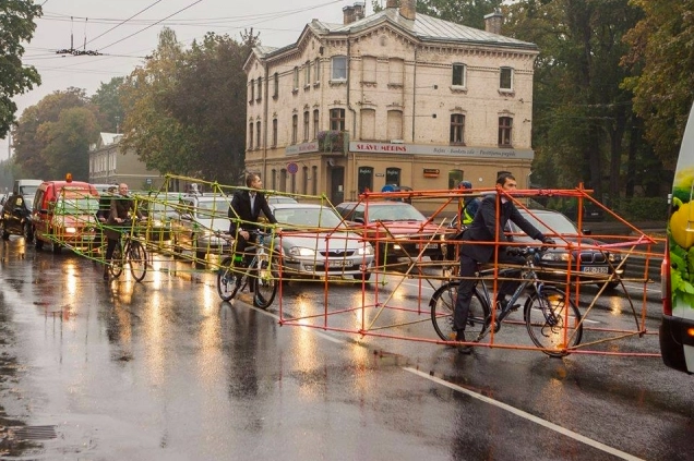 Intervención Urbana: ciclistas demuestran el espacio que ocupan los automóviles - Imagen Principal