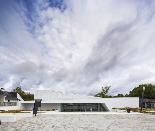 Salle Polyvalente de Plumergat / Studio 02 - Cultural Architecture, Facade
