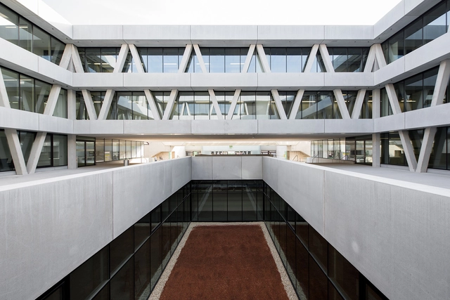 Centro para la Tecnología y el Diseño en St. Pölten / AllesWirdGut Architektur - Centro De Investigación
