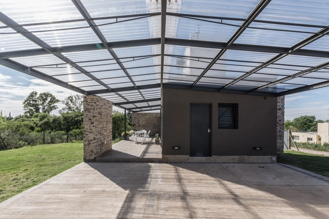 Mini House / Agustina Ruival - Casas, Jardín, Fachada, Fijación Vigas, Puerta, Arco