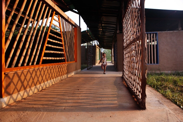 Escuela Kwel Ka Baung / Agora Architects - Escuelas