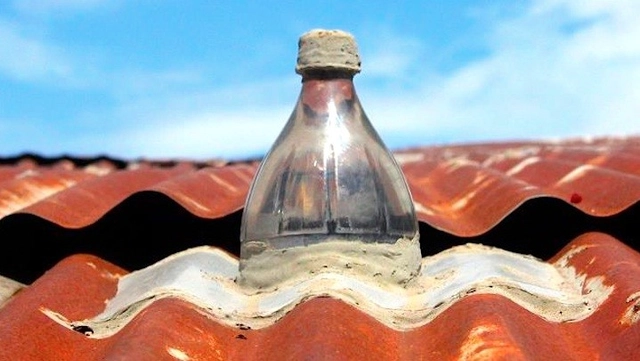 Um Litro de Luz: iluminação através de garrafas recicladas - Imagem de Destaque
