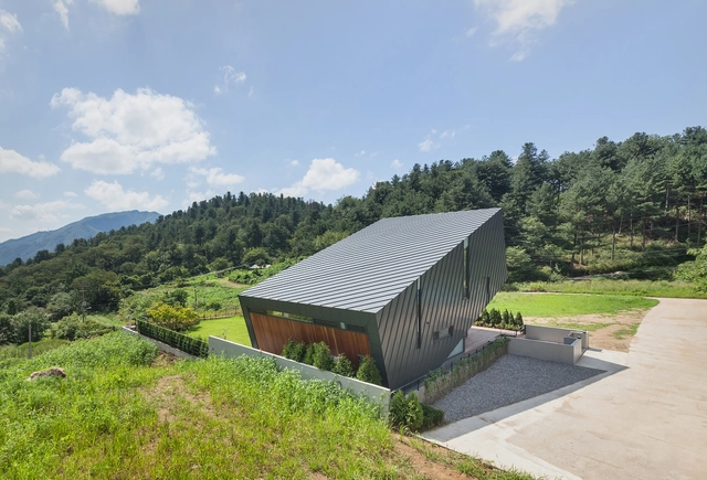 Leaning House  / PRAUD - Houses, Forest