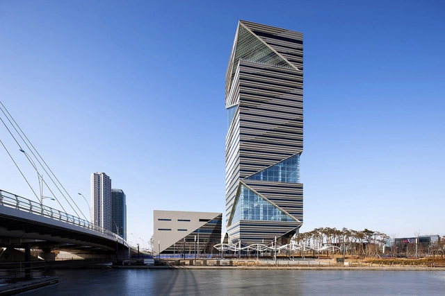 G-Tower / HAEAHN Architecture + Designcamp Moonpark dmp + Gyung Sung Architects + TCMC Architects & Engineers - Edifícios De Escritórios