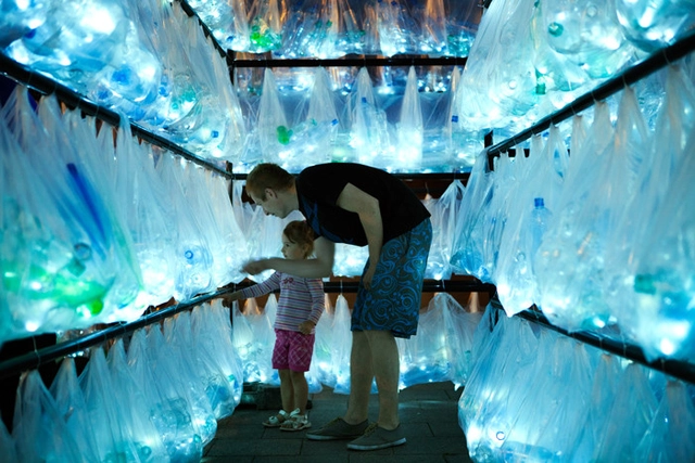 Arte y Arquitectura: Laberinto de Residuos Plásticos por luzinterruptus - Imagen Principal