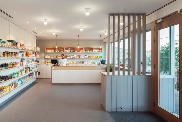 Farmacia de Campolongo / GLF Arquitectos - Edificios De Salud, Puerta, Barandas