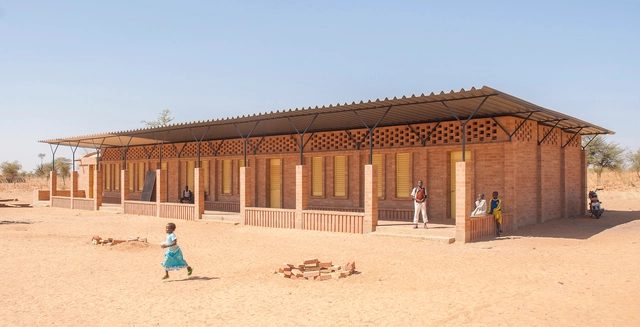 Escuela primaria Gangouroubouro / LEVS architecten - Escuelas