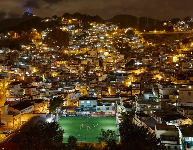 3 espaços públicos iluminados a partir dos passos das pessoas - Imagem de Destaque
