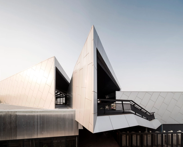 Oficina Principal de Nat Motor / M space - Edificio De Oficinas