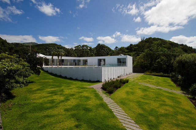 Casa na Caloura / M-Arquitectos  - Casas, Jardim, Fachada