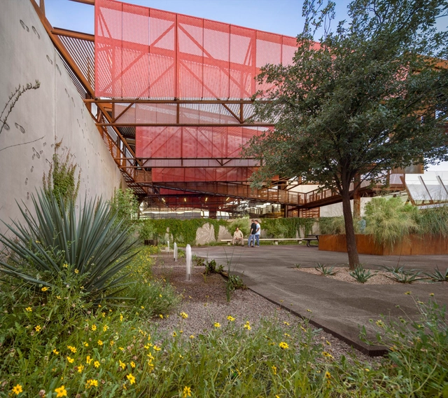 Mariposa Land Port of Entry / Jones Studio -           Control Center