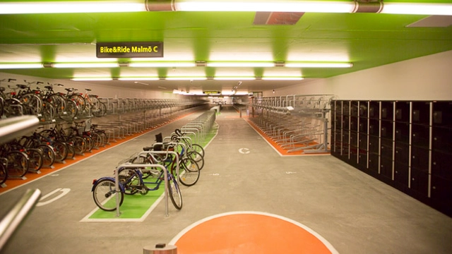 Um estacionamento para 1.500 bicicletas na terceira maior estação intermodal da Suécia - Imagem de Destaque