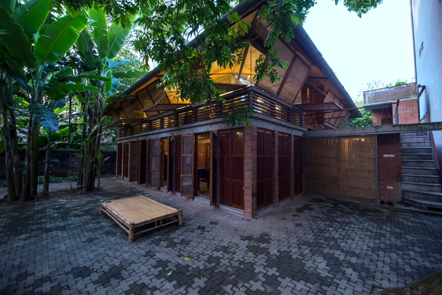 The Gentle House  / Ngoc Luong Le - Houses, Courtyard, Door, Facade, Bench, Forest