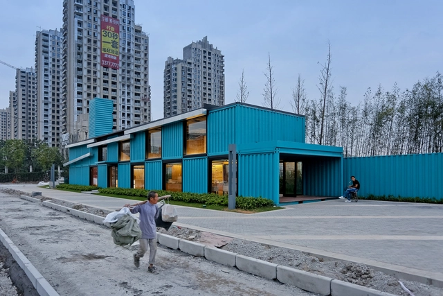 Oficina de ventas contenedor / Atelier XÜK - Tiendas Temporales