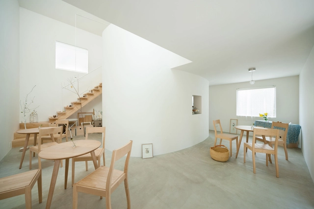 Oeuf / Flat House - Houses, Door, Table, Chair