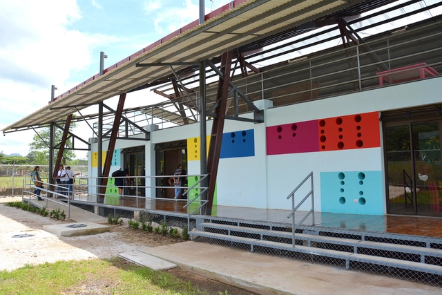 Centro de Cuido y Desarrollo Infantil de Nicoya / Entre Nos Atelier - Guardería, Fachada, Fijación Vigas, Puerta