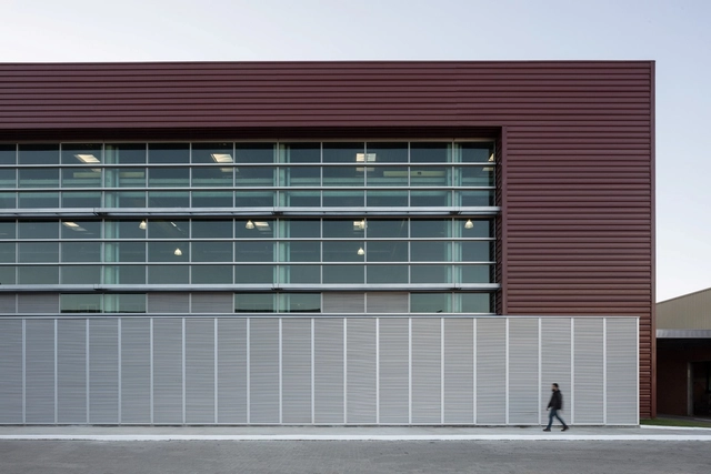 Nova Fábrica Perto / Santini & Rocha Arquitetos - Fábrica, Fachada, Porta