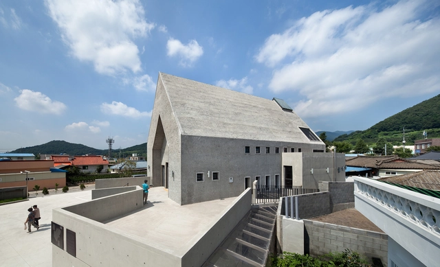 Iglesia Católica Inbo / Archigroup MA - Iglesia