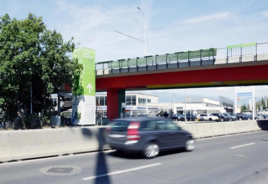 Intervenção urbana em uma rodovia na Suíça absorve CO2 para produzir algas - Imagem de Destaque