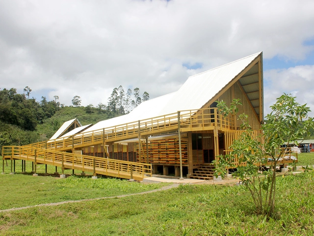 Centro de Capacitación Indígena Käpäcläjui / Entre Nos Atelier - Centro Cultural, Jardín, Fachada, Fijación Vigas