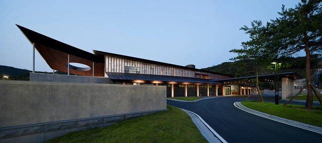 Casa Club Seowon Golf / Itm Yooehwa Architects + Itami Jun Architects  - Centro De Visitantes