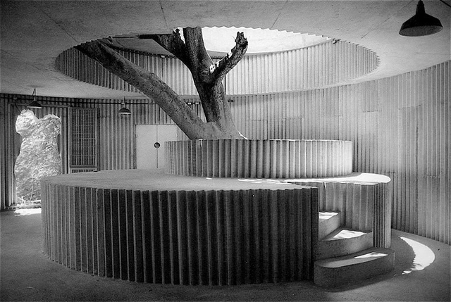 Clássicos da Arquitetura: Ladeira da Misericórdia / Lina Bo Bardi - Arquitetura Comercial, Escada, Pilar, Mesa, Cadeira