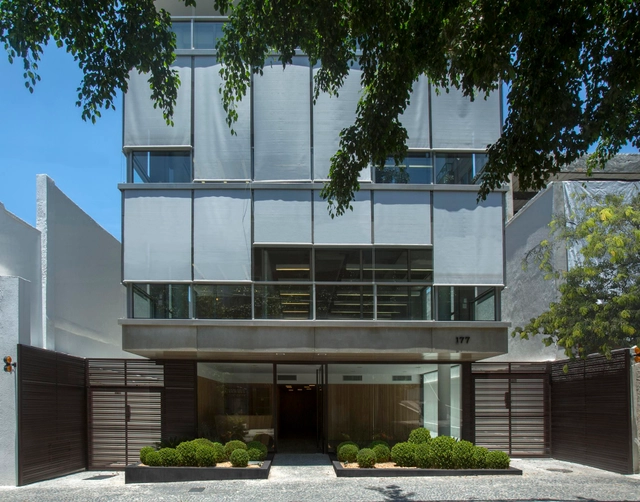 Edifício Lopes Quintas / Gisele Taranto Arquitetura - Arquitetura Comercial, Porta, Fachada