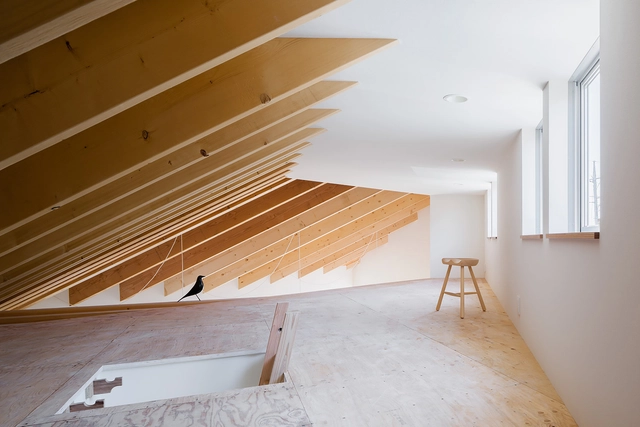 House in Shintou / SNARK  + Ouvi  - Services , Stairs, Beam, Handrail, Chair