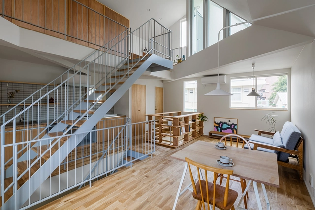 House in Tourimachi / SNARK + Ouvi  - Houses, Stairs, Beam, Handrail, Table, Chair