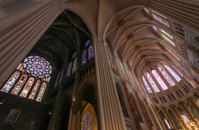 The Restoration of Chartres Cathedral is a "Scandalous Desecration" - Featured Image