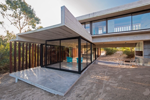 Casa MR / Luciano Kruk Arquitectos       - Casas, Patio interior, Fachada, Puerta, Fijación Vigas