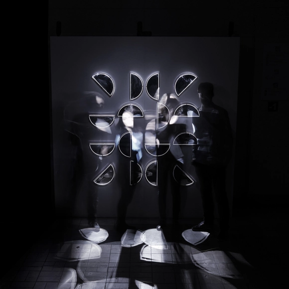 APOPHENIA: instalación audiovisual para experimentar a través de la luz - Iluminacion