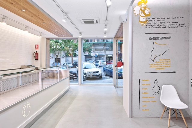 Local Pollos Planes / Barea+Partners - Tienda, Fachada, Puerta, Sillas, Mesas, Bancas