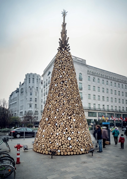 Hello Wood construye un árbol navideño con 5000 piezas de leña - Imagen Principal
