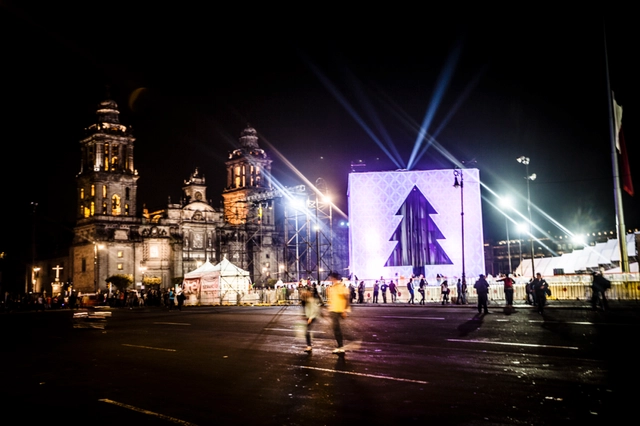 Árbol de luz CDMX, instalación pública en el Zócalo / México   - Imagen Principal