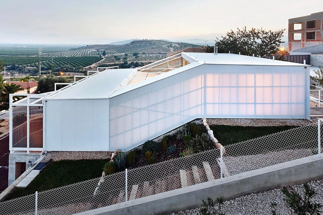 Seasonless House / Casos de Casas - Casas