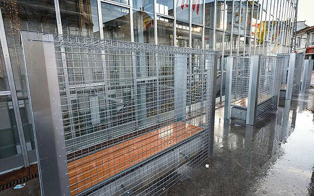 Cidade francesa instala grades contra moradores de rua em volta de bancos - Imagem de Destaque