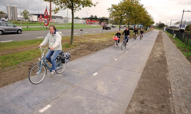 World’s First Solar Bicycle Lane Opens in Amsterdam - Featured Image
