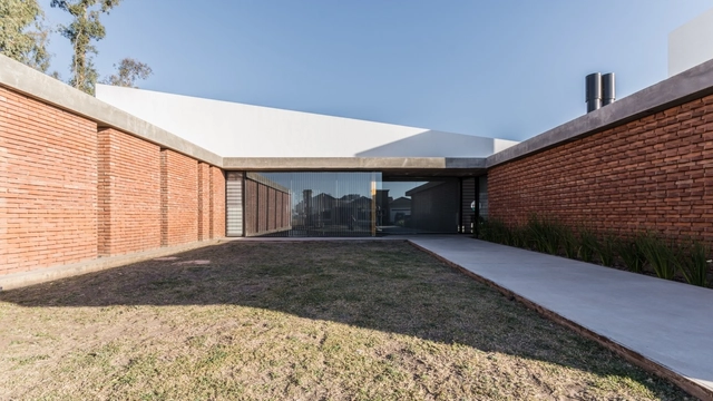 Casa “U” / Eleonora Aquilante, Ariel Busch Arquitectos - Casas, Jardín, Fachada