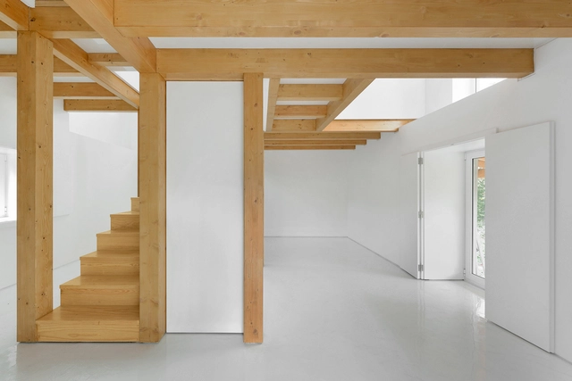 Estructura de Madera dentro de Muros de Piedra / Corpo Atelier  - Renovación