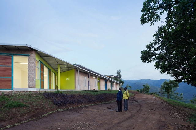 Viviendas del personal de obras sanitarias de la aldea / Louise Braverman - Vivienda Colectiva